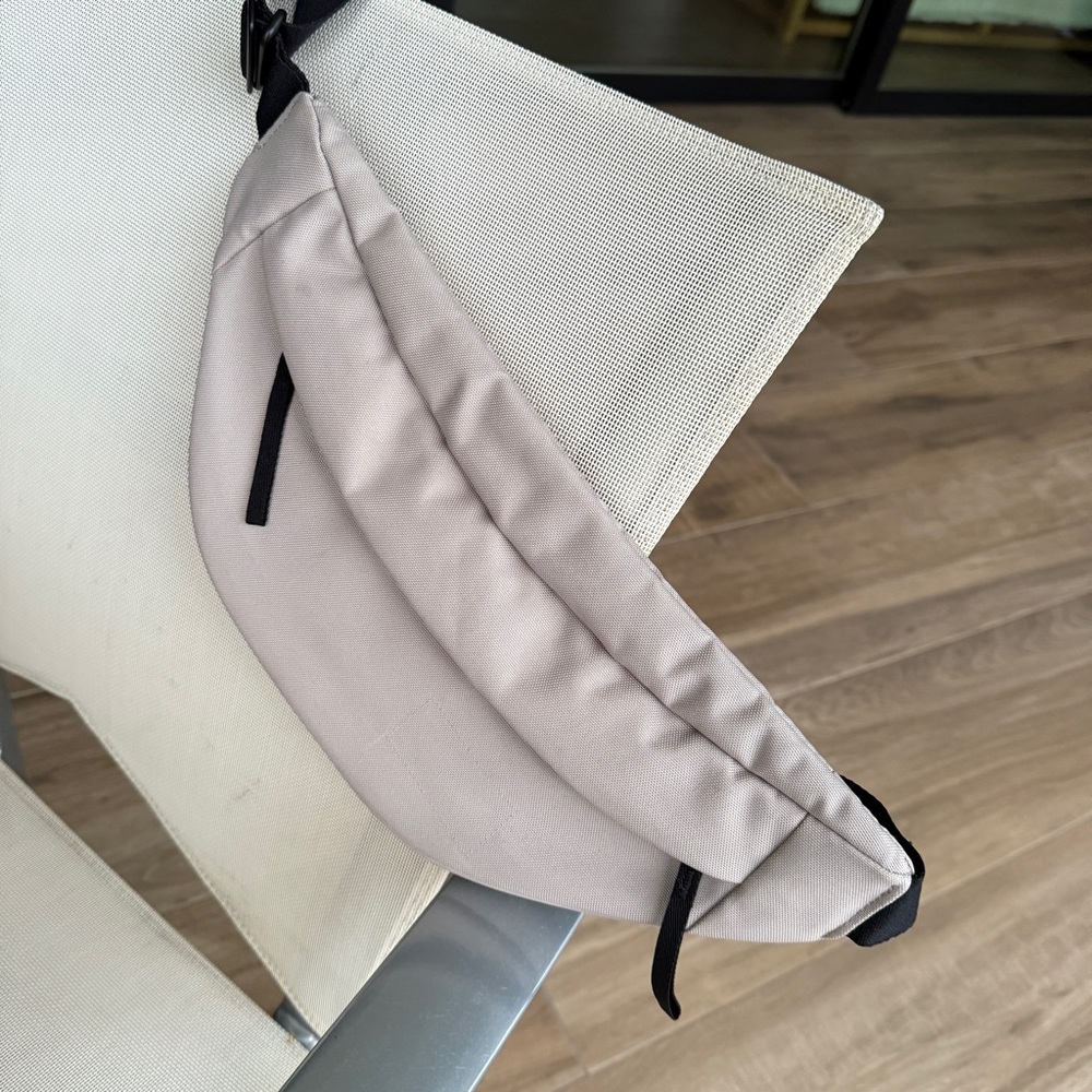 EVERLANE NWT beige Belt Bag with Black Strap - Picture 3 of 4